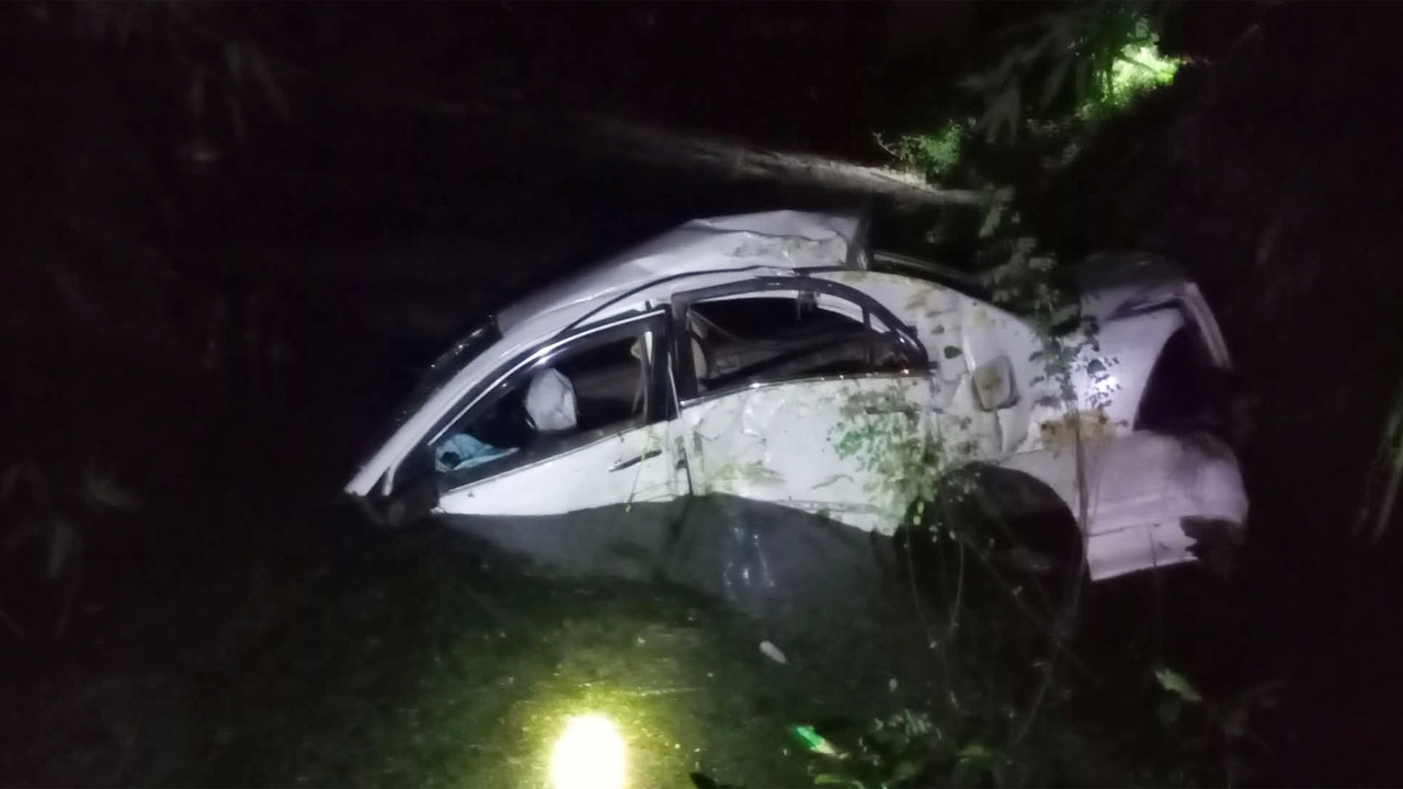 যশোরে গাছের সঙ্গে প্রাইভেট কারের সংঘর্ষে নিহত ১